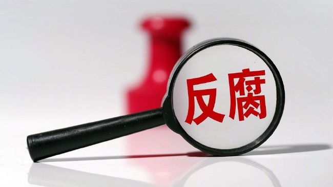 社会不是一直都在反封建迷信吗？人要相信科学，哪里来的什么人间真龙？可是，已经化作焦炭的爸爸就矗立在自己的面前，漆黑的尸体已经变成黑炭，甚至还在不停地掉落炭粉，这是自己亲眼所见的事实啊。